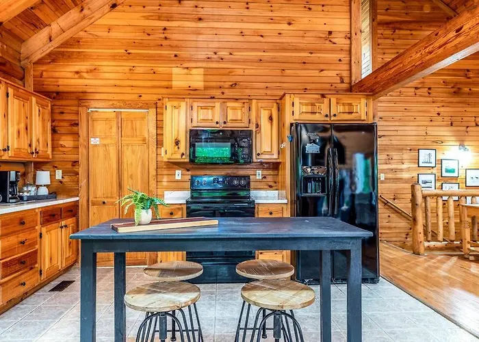 Spacious 7Br Modern Rustic Log Cabin Retreat, Hot Tub, Arcade Room