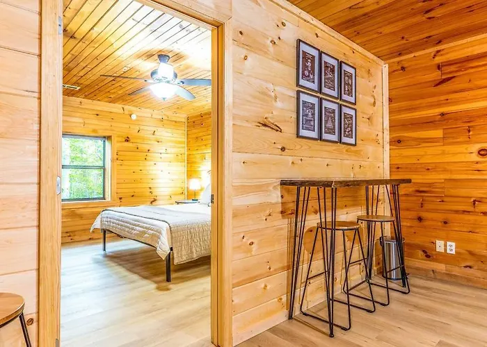 Spacious 7Br Modern Rustic Log Cabin Retreat, Hot Tub, Arcade Room