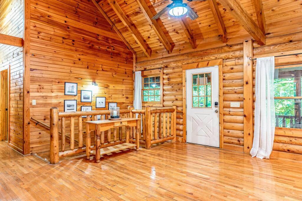 Spacious 7br Modern Rustic Log Retreat, Hot Tub, Arcade