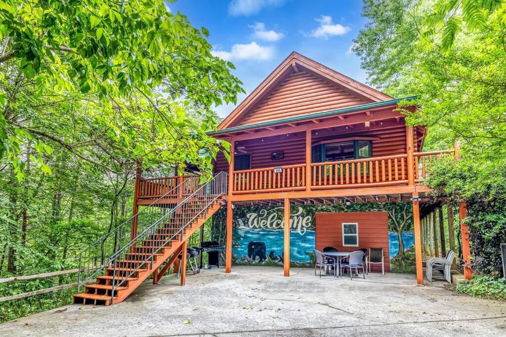 Spacious 7br Modern Rustic Log Retreat, Hot Tub, Arcade Сasa de vacaciones Gatlinburg