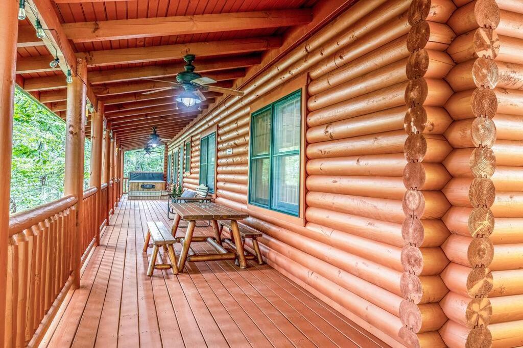 Spacious 7br Modern Rustic Log Retreat, Hot Tub, Arcade Сasa de vacaciones Gatlinburg