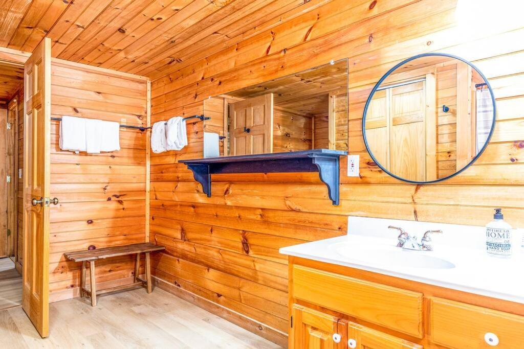 Spacious 7br Modern Rustic Log Retreat, Hot Tub, Arcade
