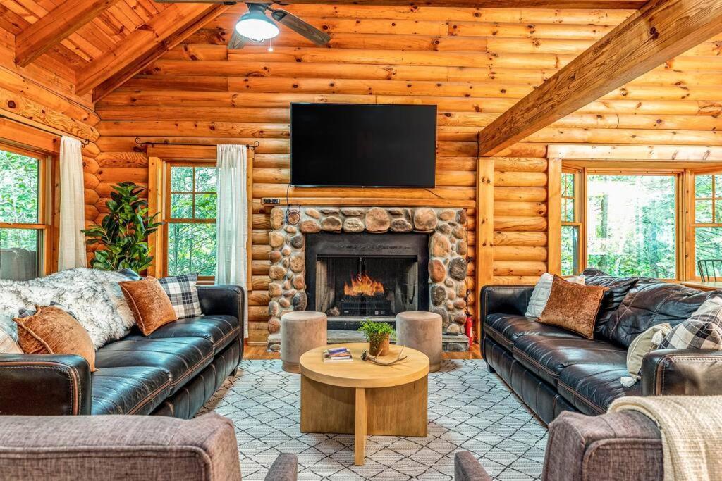 Holiday home Spacious 7br Modern Rustic Log Retreat, Hot Tub, Arcade *
