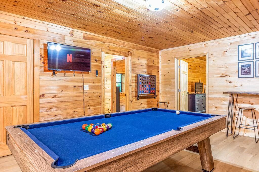 Сasa de vacaciones Spacious 7br Modern Rustic Log Retreat, Hot Tub, Arcade