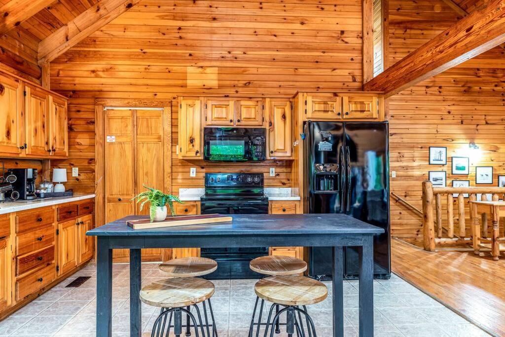 Spacious 7br Modern Rustic Log Retreat, Hot Tub, Arcade Gatlinburg