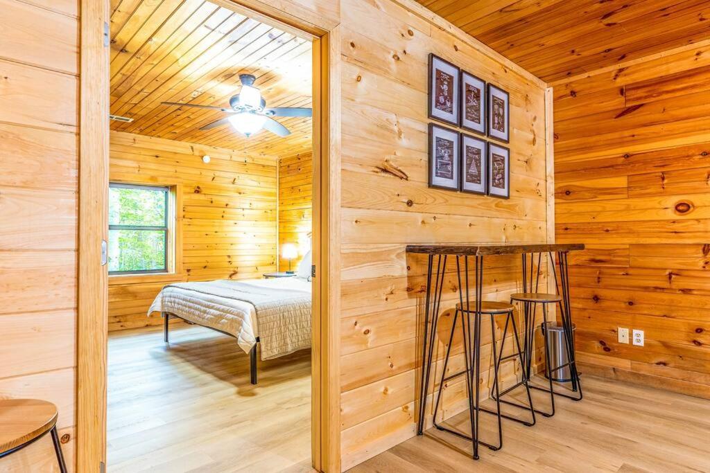 Spacious 7br Modern Rustic Log Retreat, Hot Tub, Arcade Сasa de vacaciones Gatlinburg