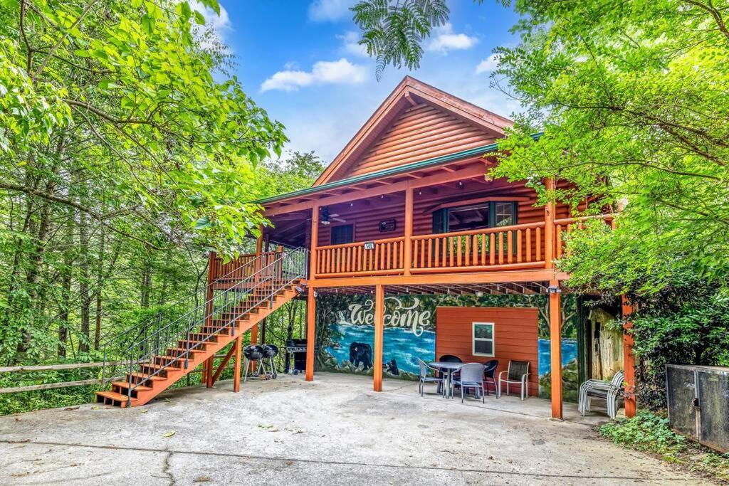 Spacious 7br Modern Rustic Log Retreat, Hot Tub, Arcade *