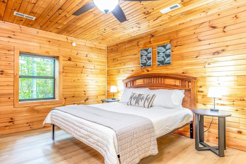 Spacious 7br Modern Rustic Log Retreat, Hot Tub, Arcade * Gatlinburg