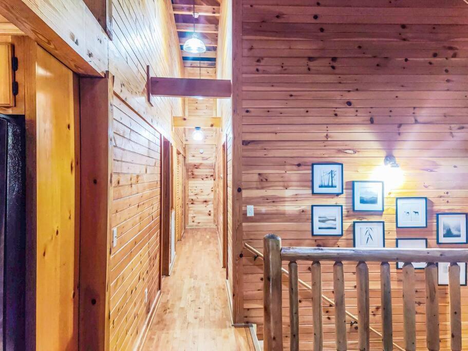 Spacious 7br Modern Rustic Log Retreat, Hot Tub, Arcade * Gatlinburg
