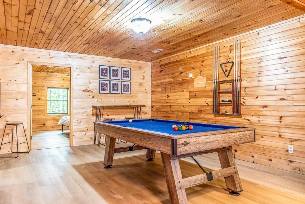 Spacious 7br Modern Rustic Log Retreat, Hot Tub, Arcade Gatlinburg