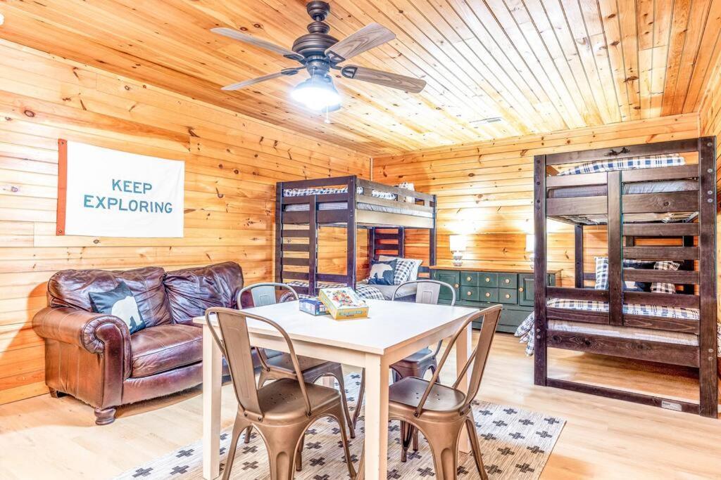 Spacious 7br Modern Rustic Log Retreat, Hot Tub, Arcade Сasa de vacaciones *