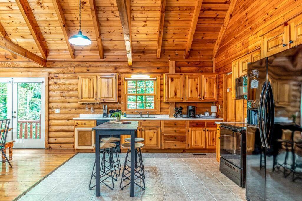 Spacious 7br Modern Rustic Log Retreat, Hot Tub, Arcade Gatlinburg