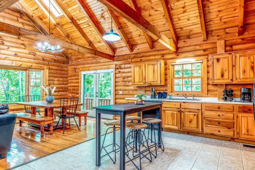 Spacious 7br Modern Rustic Log Retreat, Hot Tub, Arcade Сasa de vacaciones *