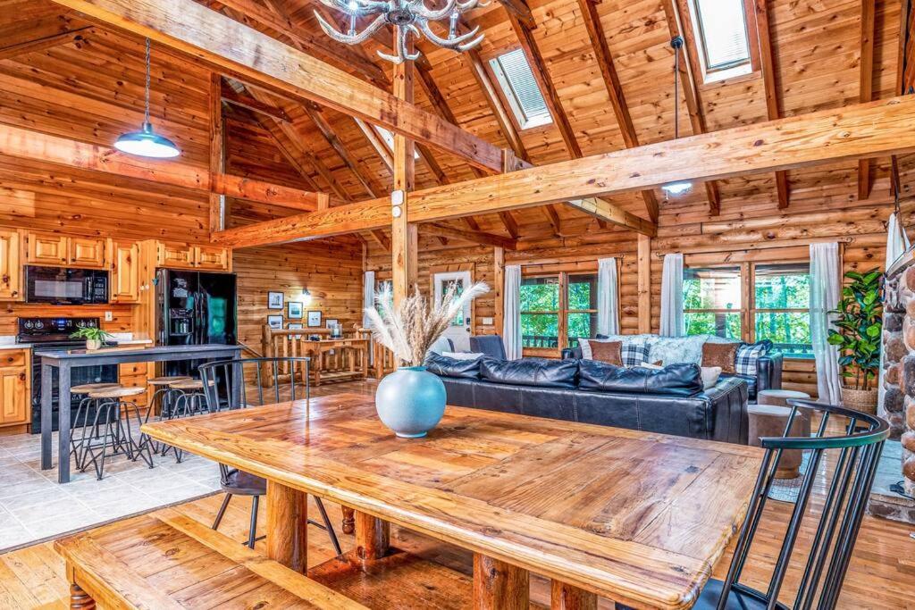 Spacious 7br Modern Rustic Log Retreat, Hot Tub, Arcade Сasa de vacaciones *