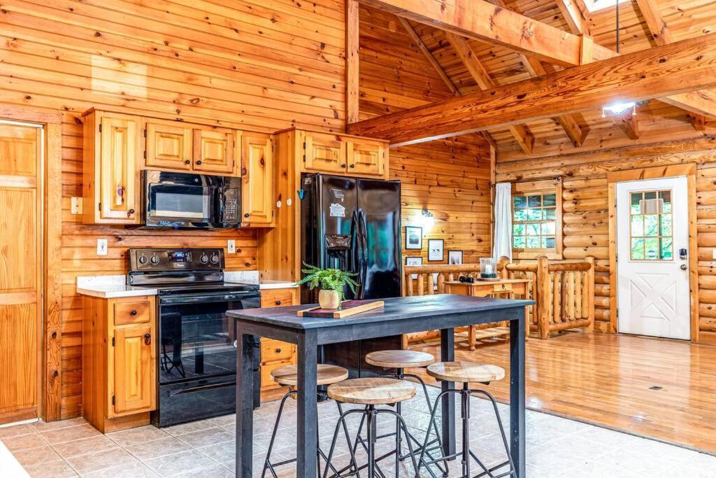 Spacious 7br Modern Rustic Log Retreat, Hot Tub, Arcade Сasa de vacaciones Gatlinburg
