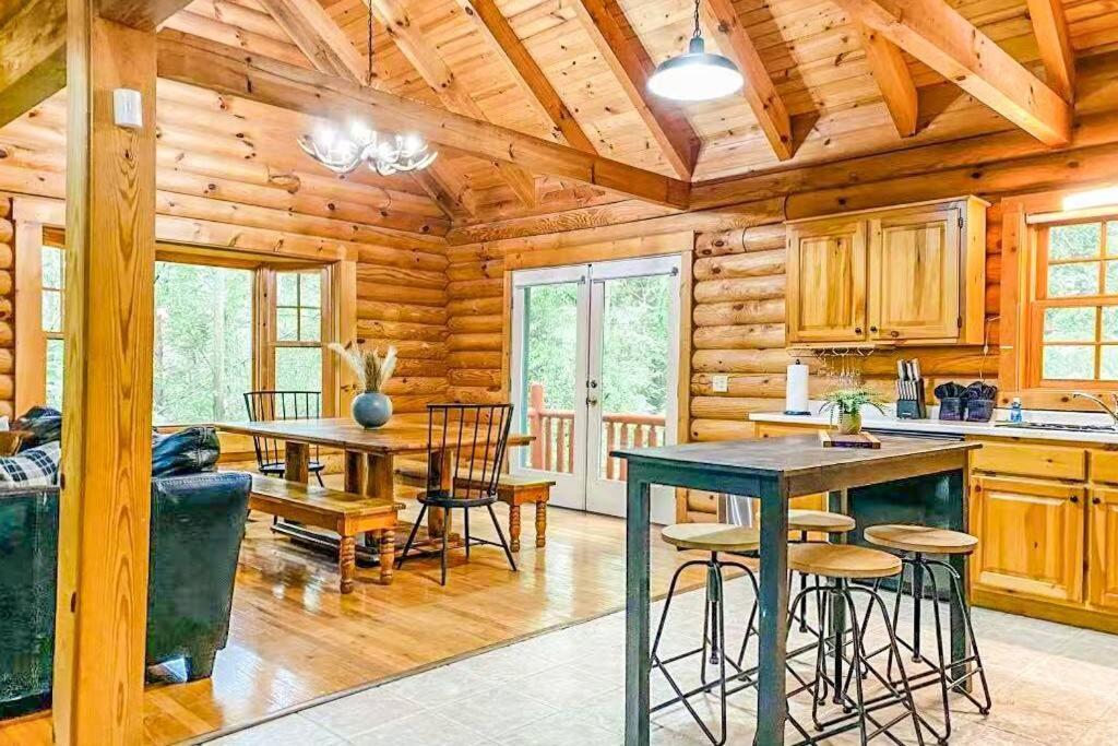 Сasa de vacaciones Spacious 7br Modern Rustic Log Retreat, Hot Tub, Arcade