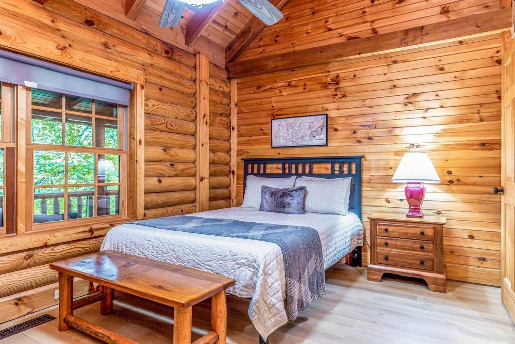 Spacious 7br Modern Rustic Log Retreat, Hot Tub, Arcade