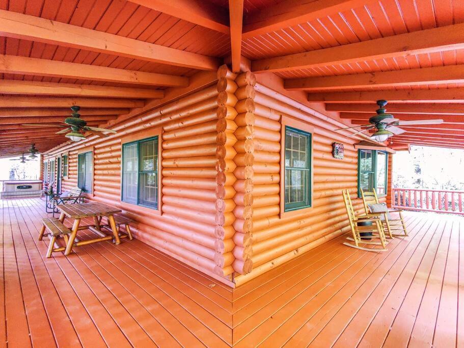 Spacious 7br Modern Rustic Log Retreat, Hot Tub, Arcade Сasa de vacaciones Gatlinburg
