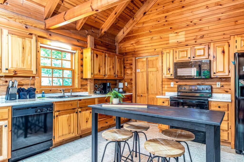 Сasa de vacaciones Spacious 7br Modern Rustic Log Retreat, Hot Tub, Arcade
