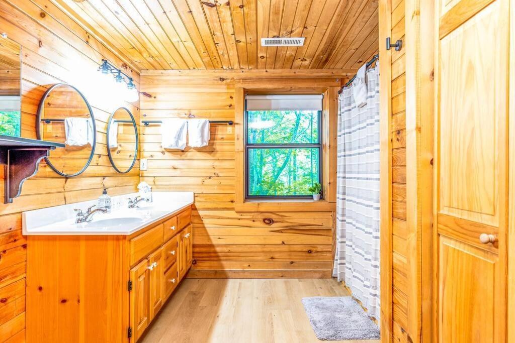 Spacious 7br Modern Rustic Log Retreat, Hot Tub, Arcade Сasa de vacaciones Gatlinburg
