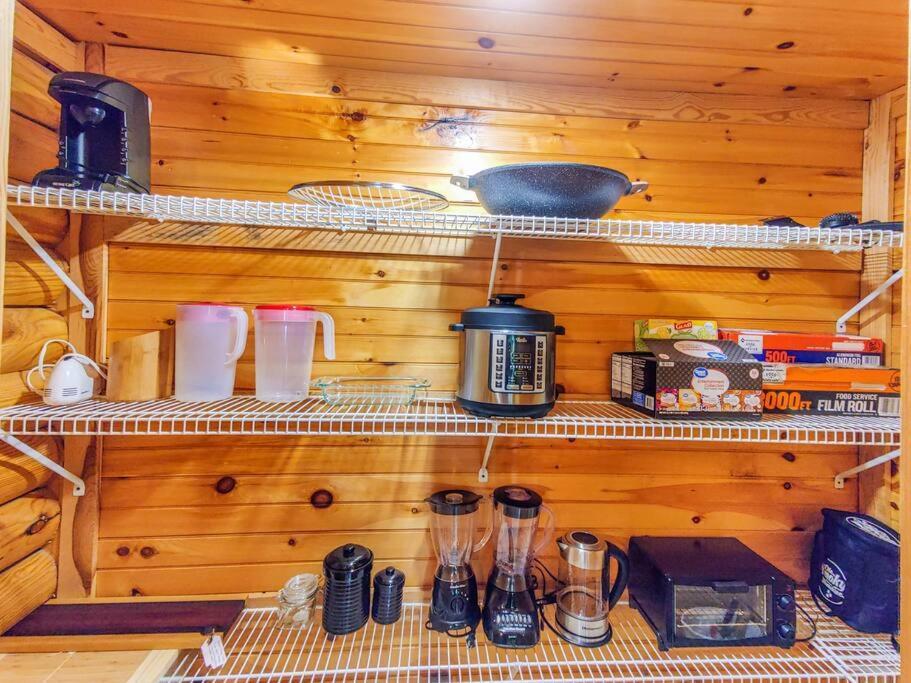 Сasa de vacaciones Spacious 7br Modern Rustic Log Retreat, Hot Tub, Arcade *