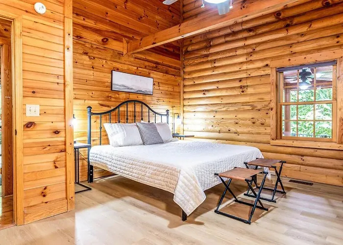 Spacious 7Br Modern Rustic Log Cabin Retreat, Hot Tub, Arcade Room