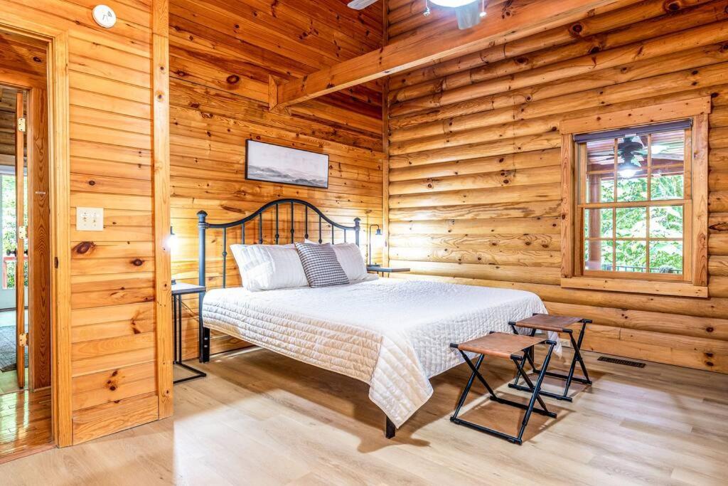 Spacious 7br Modern Rustic Log Retreat, Hot Tub, Arcade Gatlinburg