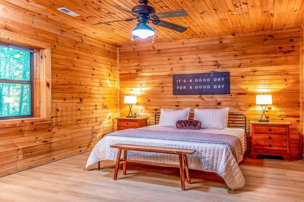 Spacious 7br Modern Rustic Log Retreat, Hot Tub, Arcade * Gatlinburg