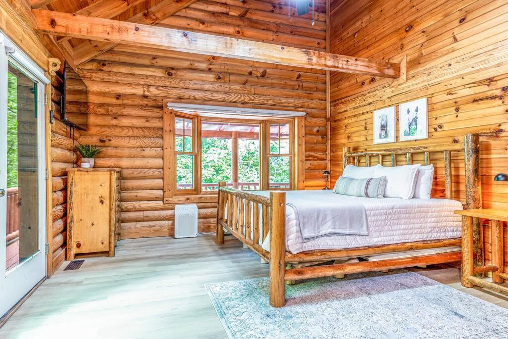 Hébergement de vacances Spacious 7br Modern Rustic Log Retreat, Hot Tub, Arcade *