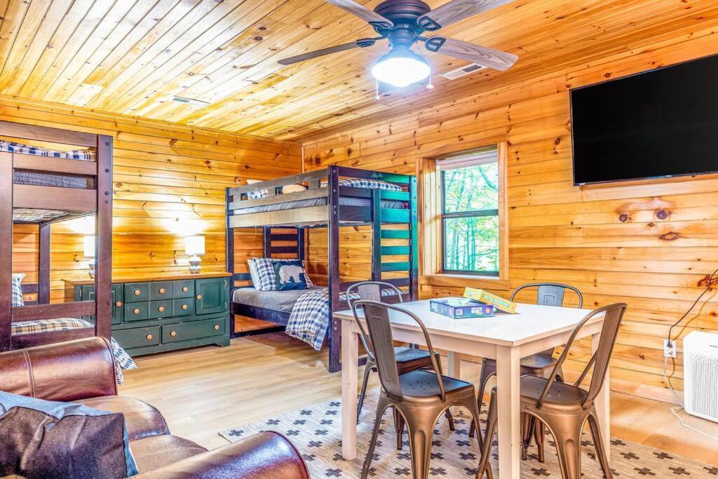 Spacious 7br Modern Rustic Log Retreat, Hot Tub, Arcade
