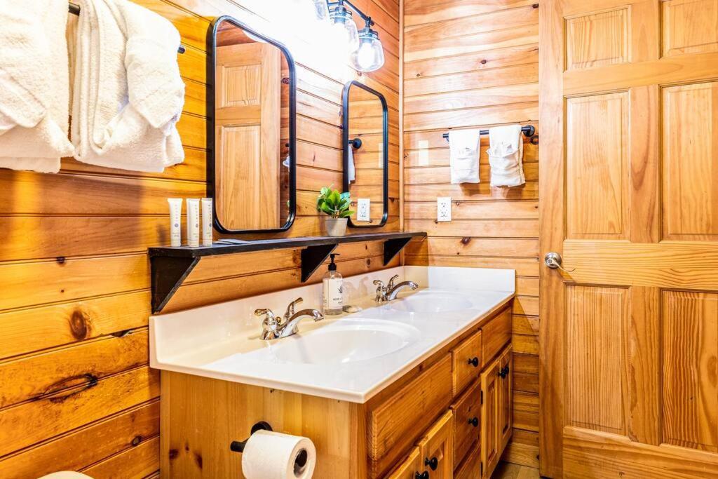 Hébergement de vacances Spacious 7br Modern Rustic Log Retreat, Hot Tub, Arcade Gatlinburg