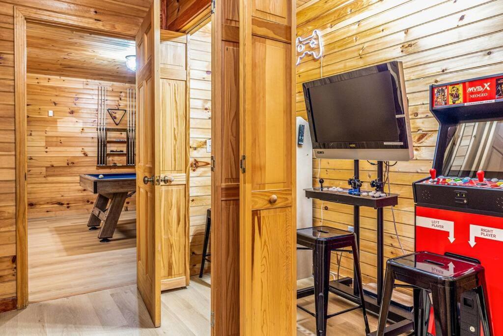 Hébergement de vacances Spacious 7br Modern Rustic Log Retreat, Hot Tub, Arcade *
