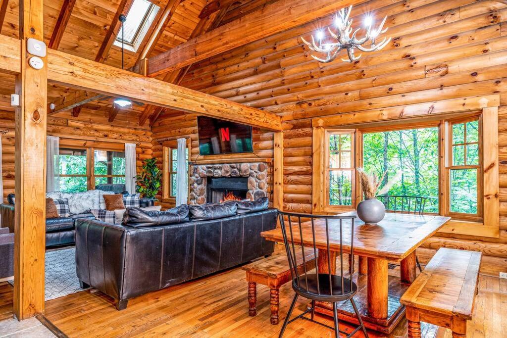 Spacious 7br Modern Rustic Log Retreat, Hot Tub, Arcade Gatlinburg